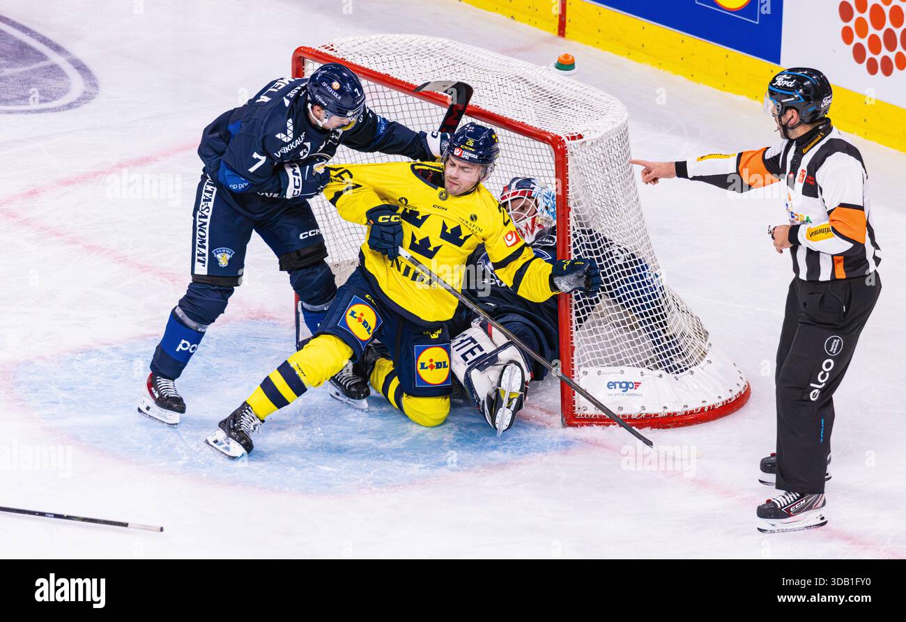 Zürich, Schweiz, 13. Dezember 2025: #7 Topi Niemela (Finnland) holt den Puck von #26 Erik Bannstrom (Schweden) von Torwart #35 Waltteri Ignatiev (Finnland). Der Chefschiedsrichter Cedric Broga sieht zu. (Foto: Andreas Haas/dieBildmanufaktur) Credit: DieBildmanufaktur/Alamy Live News Stockfoto