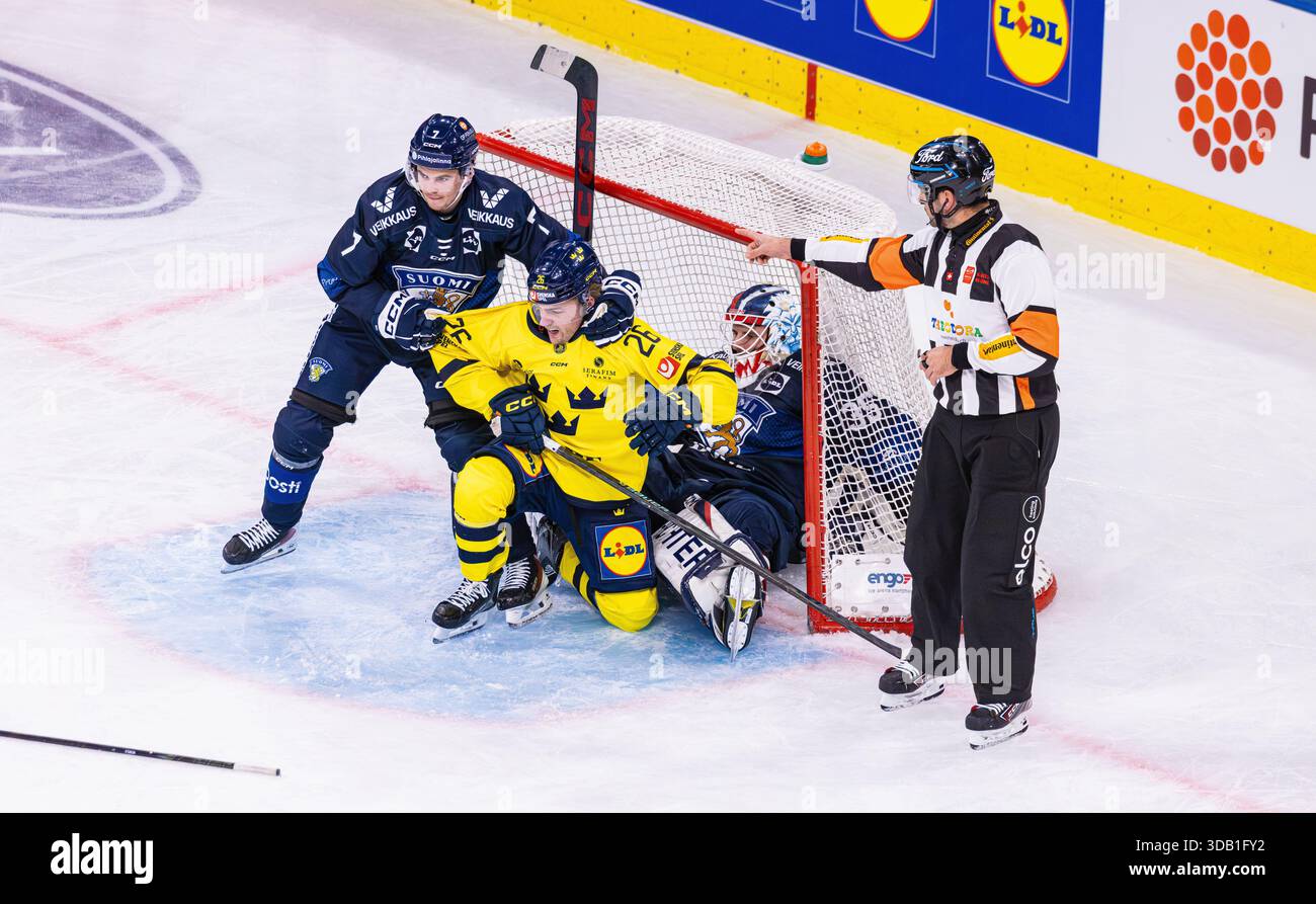 Zürich, Schweiz, 13. Dezember 2025: #7 Topi Niemela (Finnland) holt den Puck von #26 Erik Bannstrom (Schweden) von Torwart #35 Waltteri Ignatiev (Finnland). Der Chefschiedsrichter Cedric Broga sieht zu. (Foto: Andreas Haas/dieBildmanufaktur) Credit: DieBildmanufaktur/Alamy Live News Stockfoto