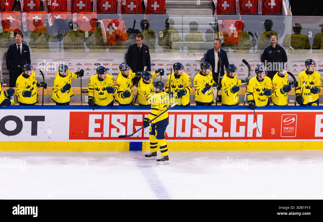 Zürich, Schweiz, 13. Dez 2025:36. Minute, #32 Lukas Bengtsson (Schweden) bringt sein Team vor 1-2, während sie auf der Abkürzung stehen. Der Torschütze läuft vor der Spielerbank. (Foto: Andreas Haas/dieBildmanufaktur) Credit: DieBildmanufaktur/Alamy Live News Stockfoto