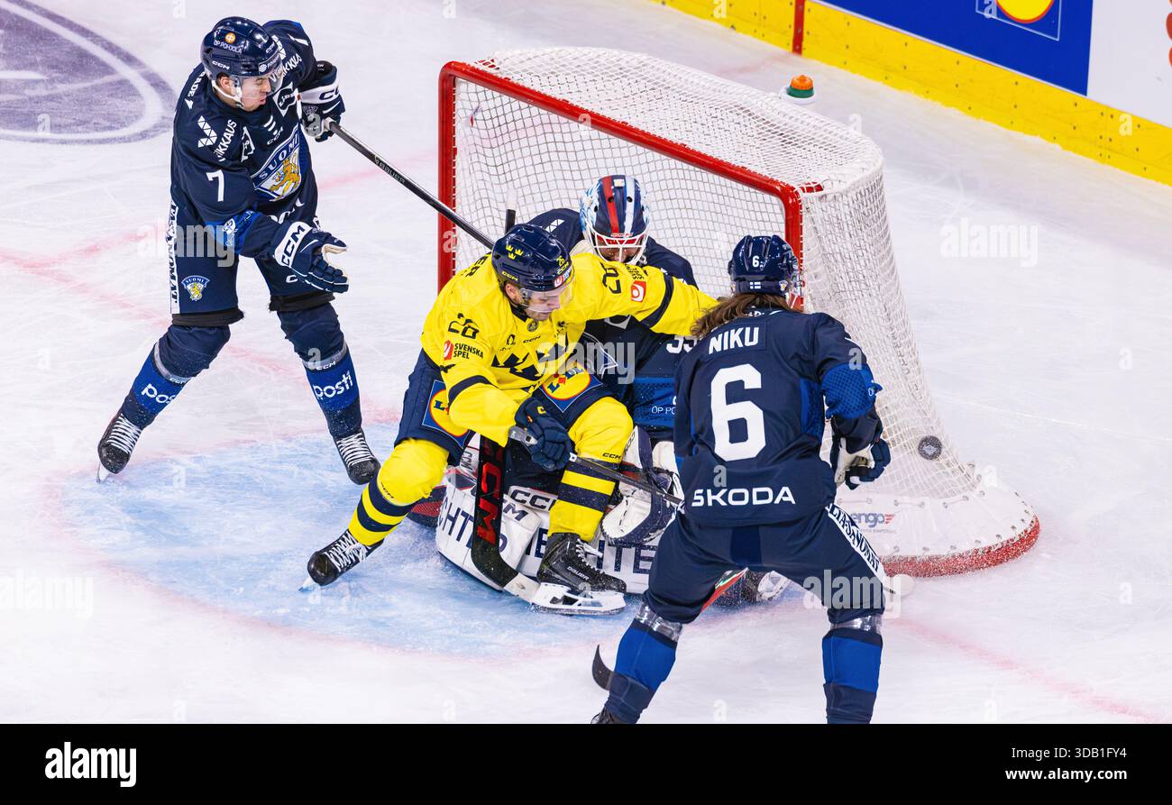 Zürich, Schweiz, 13. Dezember 2025: #26 Erik Brannstrom (Schweden) taucht auf Torwart #35 Waltteri Ignatiev (Finnland). #7 Topi Niemela und #6 Sami Niku (beide Finnland) Uhr. (Foto: Andreas Haas/dieBildmanufaktur) Credit: DieBildmanufaktur/Alamy Live News Stockfoto