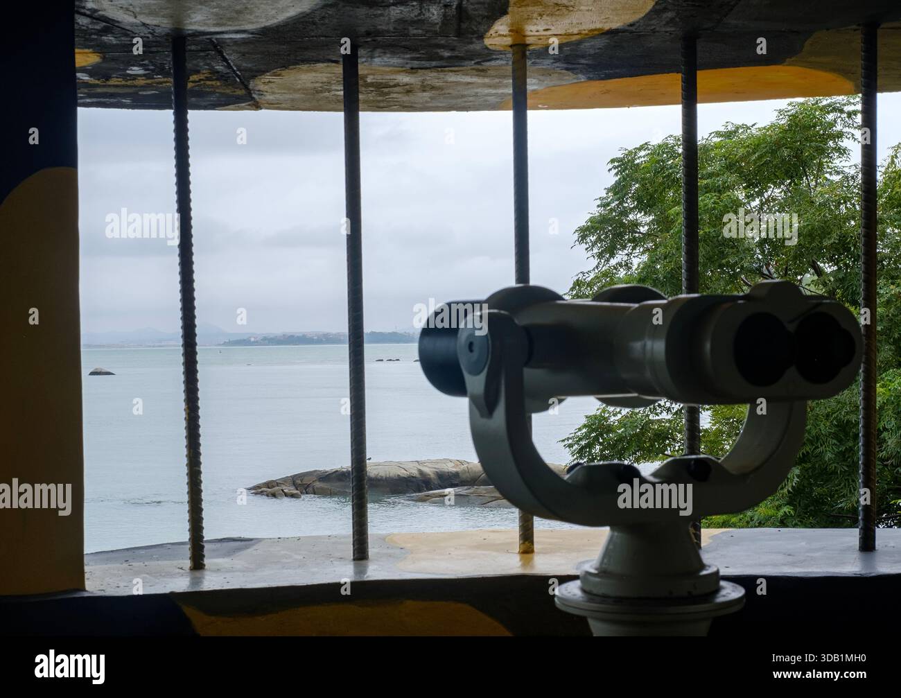 Hochleistungs-Fernglas, das in einem Verteidigungsbunker auf Kinmen montiert ist und das Meer in Richtung des chinesischen Festlandes überblickt. Stockfoto