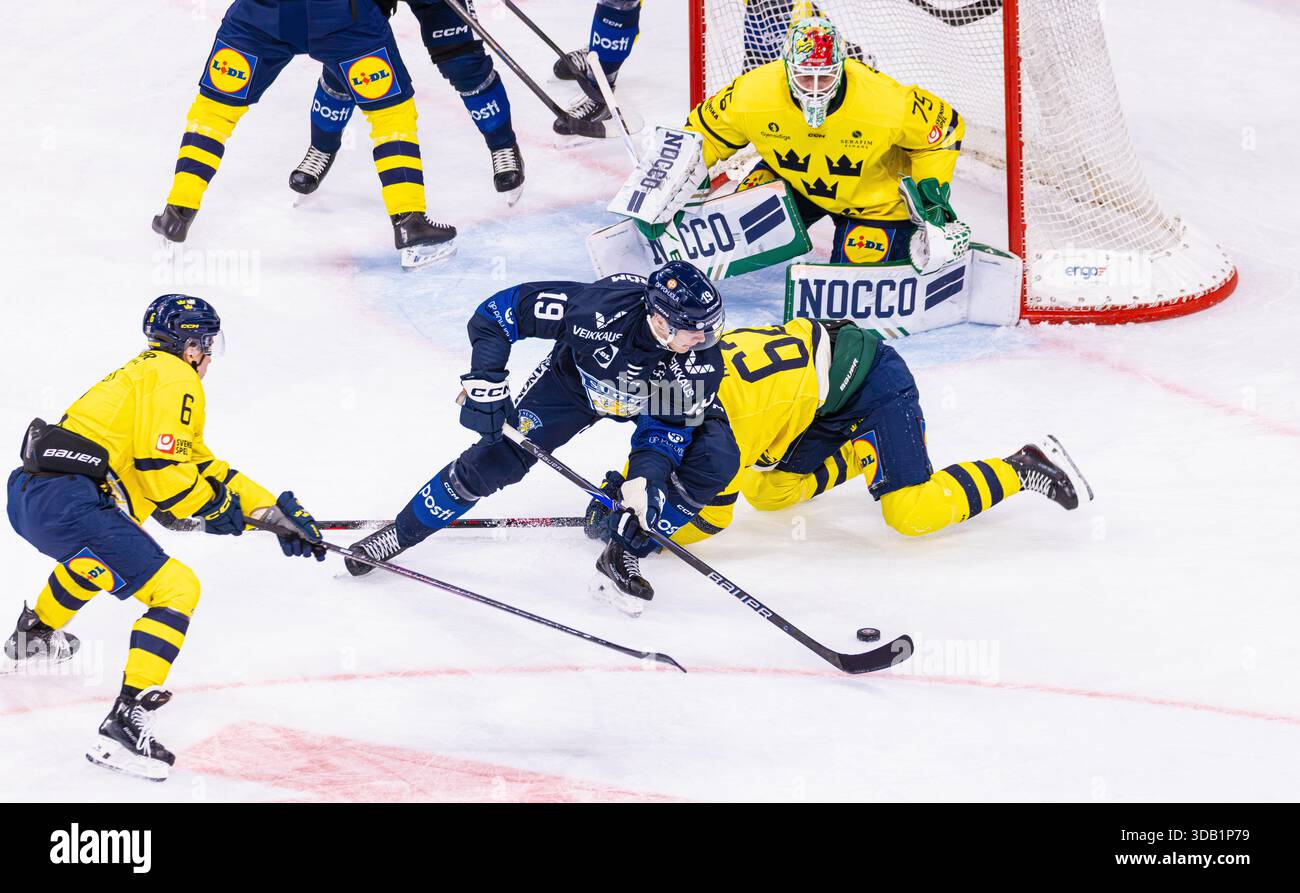 Zürich, Schweiz, 13. Dezember 2025: #19 Hernik Borgstrom (Finnland) im Duell gegen #62 Isac Heens (Schweden) vor Torhüter #75 Arvid Holm (Schweden). #6 Isac Hedqvist (Schweden) versucht zu helfen. (Foto: Andreas Haas/dieBildmanufaktur) Credit: DieBildmanufaktur/Alamy Live News Stockfoto