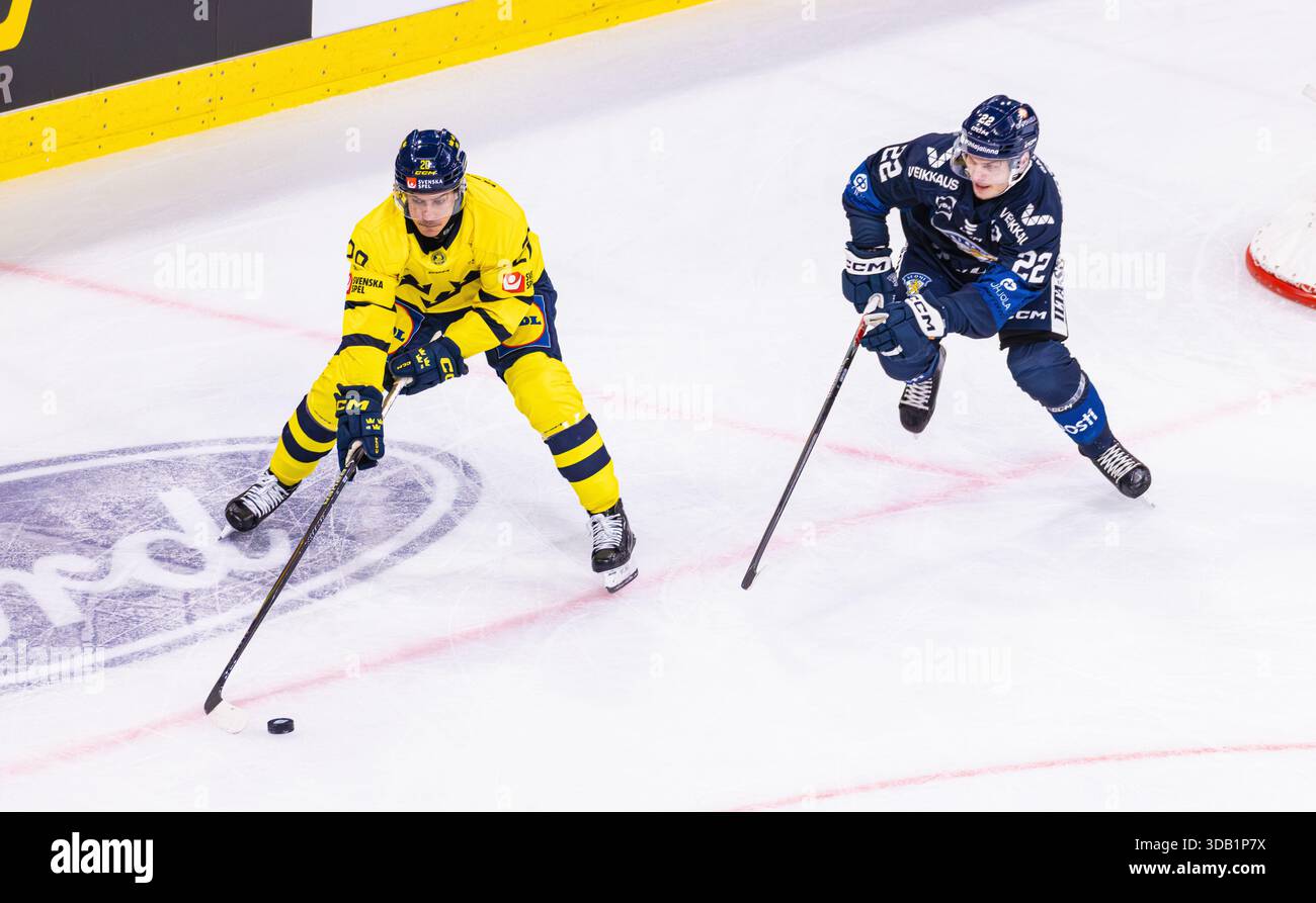 Zürich, Schweiz, 13. Dezember 2025: #20 Andre Petersson (Schweden) gewinnt den Puck im Duell gegen #22 Arttu Ruotsalainen (Finnland). (Foto: Andreas Haas/dieBildmanufaktur) Credit: DieBildmanufaktur/Alamy Live News Stockfoto