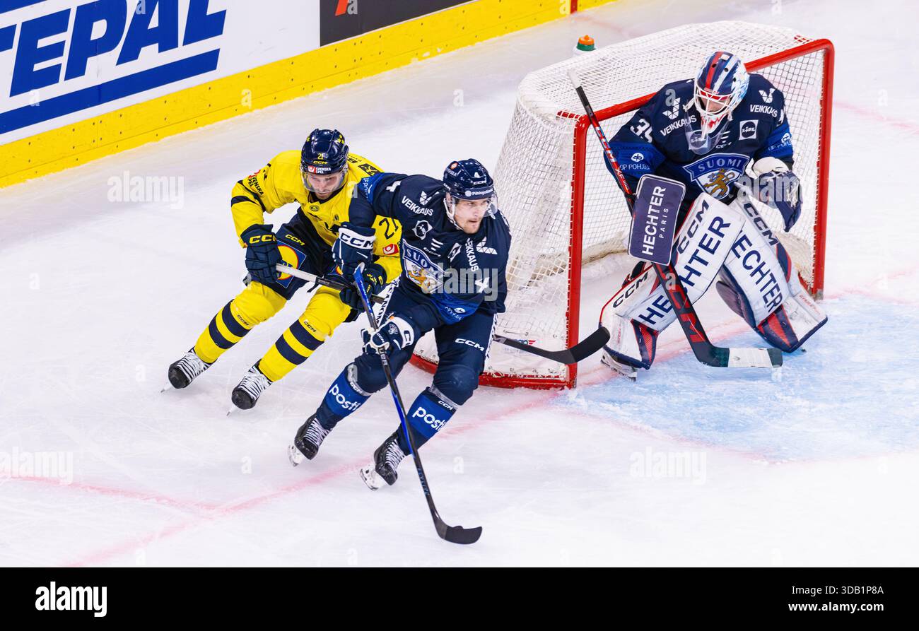 Zürich, Schweiz, 13. Dez 2025: #4 Mikko Lehtonen (Finnland) mit dem Puck, hinter ihm #27 Gabriel Carlsson (Schweden). Torhüter #35 Waltteri Ignatiev (Finnland) beobachtet das Spiel. (Foto: Andreas Haas/dieBildmanufaktur) Credit: DieBildmanufaktur/Alamy Live News Stockfoto