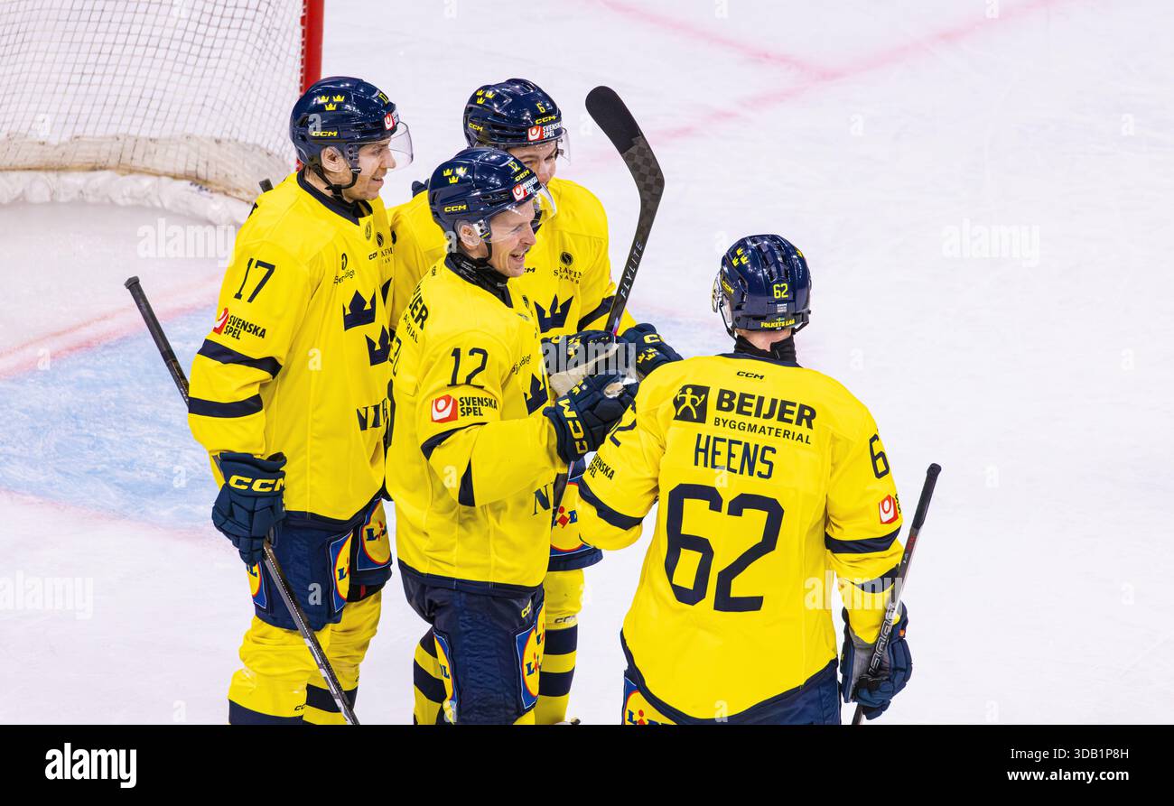 Zürich, Schweiz, 13. Dezember 2025: Das Spiel wurde in der 59. Minute von #12 Max Friberg (Schweden) entschieden, es 1:3 zu schaffen. Die Spieler #62 Isac Heens, #17 Par Lindholm und #6 Isac Hedqist (alle Schweden) gratulieren dem Torschützen. (Foto: Andreas Haas/dieBildmanufaktur) Credit: DieBildmanufaktur/Alamy Live News Stockfoto