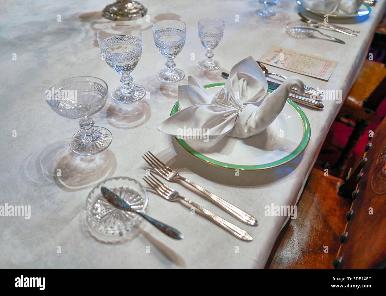 Tisch im Speisesaal von Schloss de Haar. Utrecht, Niederlande Stockfoto