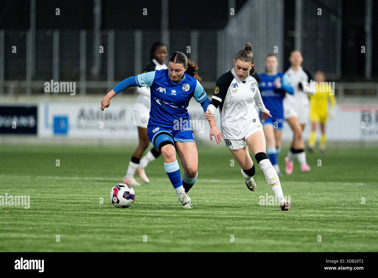 Luzern, Schweiz. Dezember 2025. Luisa Annette Blumenthal (29 FC Zürich), rechts, und Serena Li Puma (11 FC Luzern), links, in Aktion während des Schweizer Cup Frauen Viertelfinales zwischen dem FC Luzern und dem FC Zürich im Kleinfeld Sports Complex, Luzern, Schweiz. Quelle: SPP Sport Pressefoto. /Alamy Live News Stockfoto