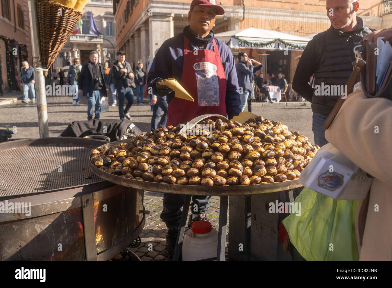 Rom, Italien Weihnachten 2025 - Piazza Navona mit Menschen und Weihnachtsmarkt am sonnigen Wintertag Stockfoto
