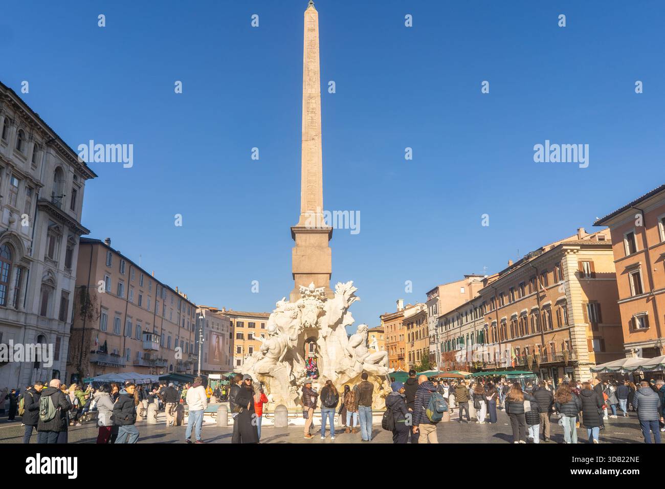 Rom, Italien Weihnachten 2025 - Piazza Navona mit Menschen und Weihnachtsmarkt am sonnigen Wintertag Stockfoto