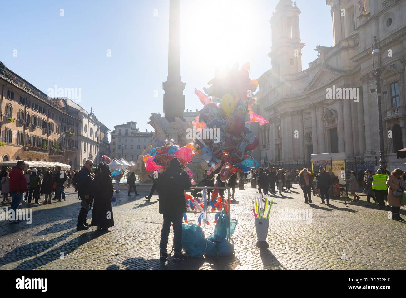 Rom, Italien Weihnachten 2025 - Piazza Navona mit Menschen und Weihnachtsmarkt am sonnigen Wintertag Stockfoto
