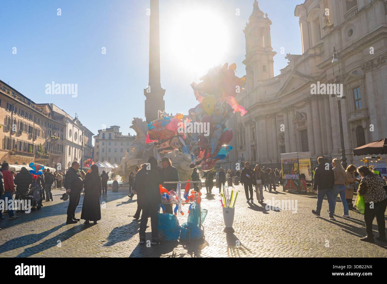 Rom, Italien Weihnachten 2025 - Piazza Navona mit Menschen und Weihnachtsmarkt am sonnigen Wintertag Stockfoto