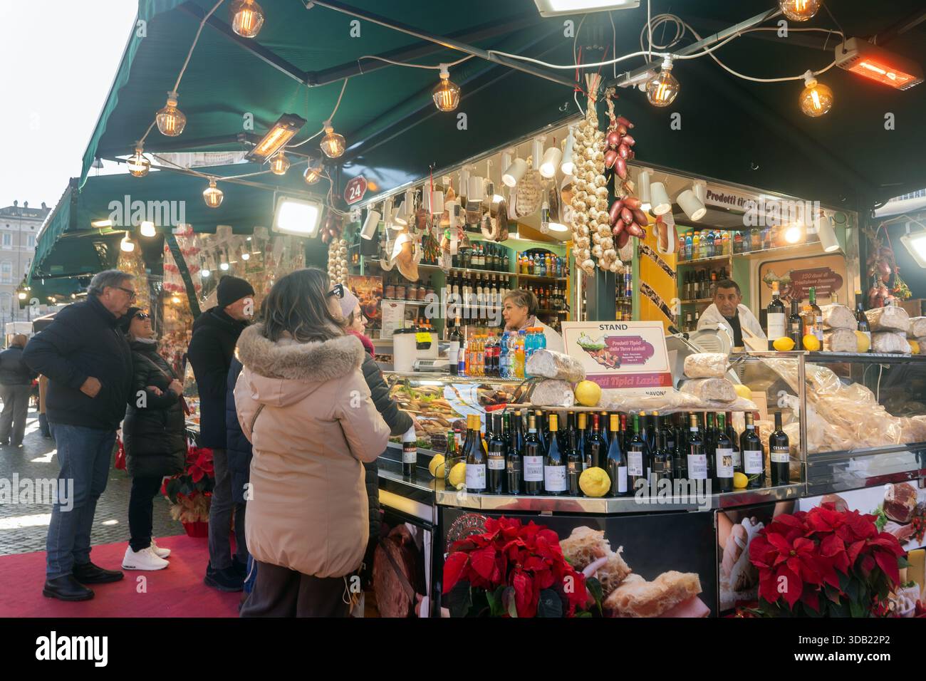Rom, Italien Weihnachten 2025 - Piazza Navona mit Menschen und Weihnachtsmarkt am sonnigen Wintertag Stockfoto