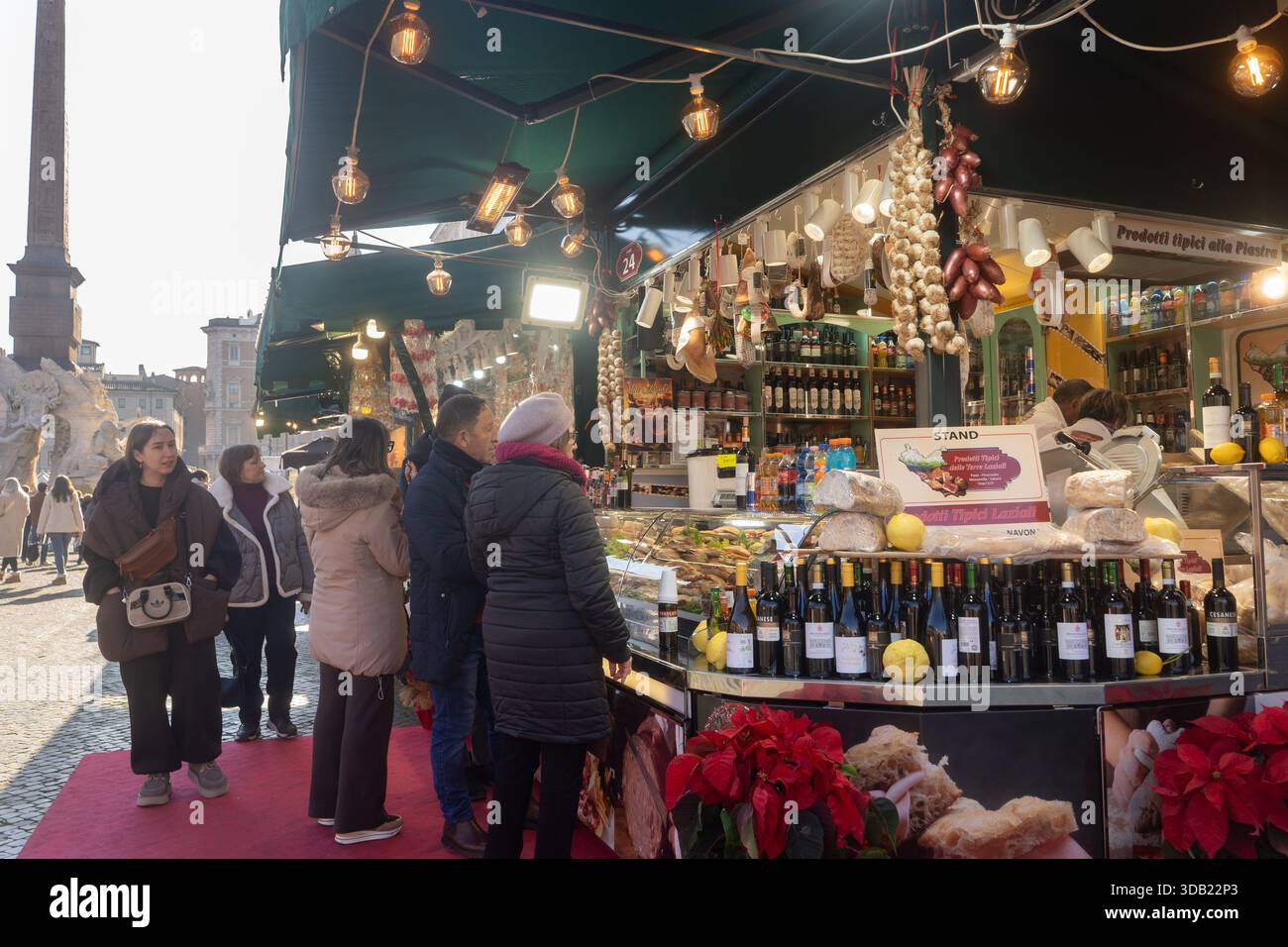 Rom, Italien Weihnachten 2025 - Piazza Navona mit Menschen und Weihnachtsmarkt am sonnigen Wintertag Stockfoto