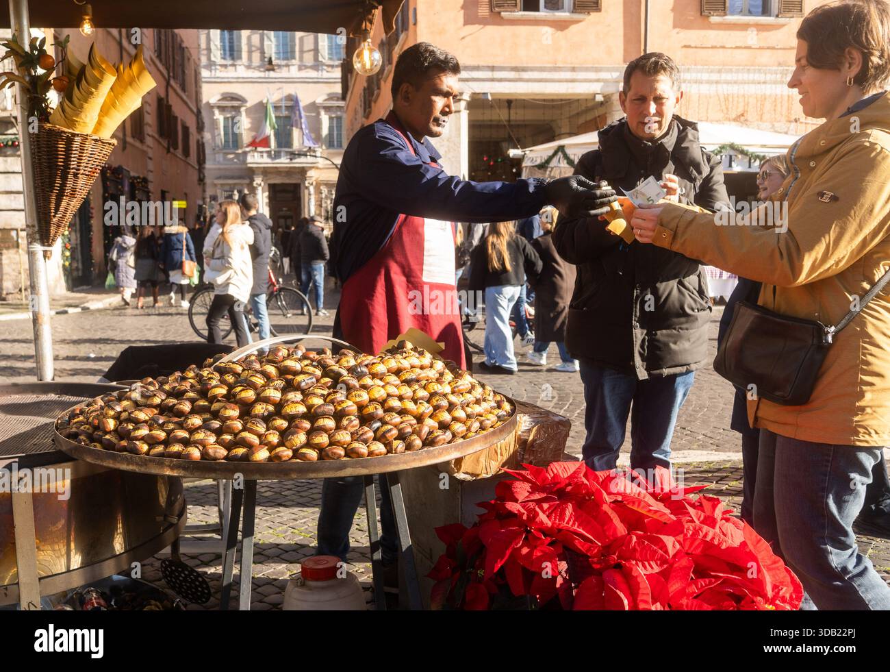 Rom, Italien Weihnachten 2025 - Piazza Navona mit Menschen und Weihnachtsmarkt am sonnigen Wintertag Stockfoto