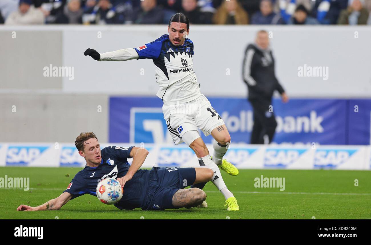 Handball zum Elfmeterschießen [Elfmeterschießen] links. Wouter Burger, Rayan Philippe (HSV Hamburg) Sinsheim, 13. Dezember 2025, Fußball, Bundesliga, TSG 1899 Hoffenheim - HSV Hamburg Stockfoto