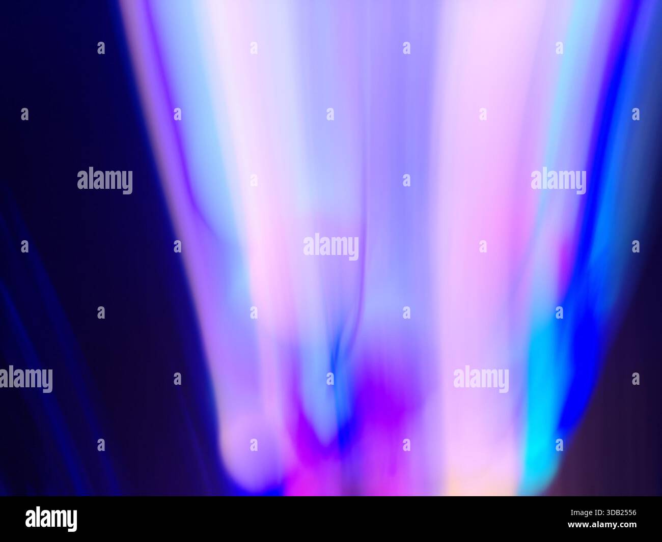Weiche Neontöne verschmelzen in flüssigen leuchtenden Wellen über Leuchtgradienten. Neon leuchtender Unschärfe Hintergrund. Stockfoto