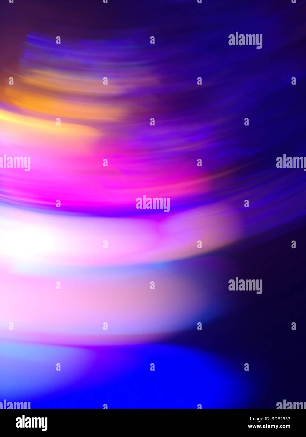 Leuchtende Farben bilden atmosphärische Bänder, die fernen Sternfeldern ähneln. Kosmische Fensteransicht. Stockfoto