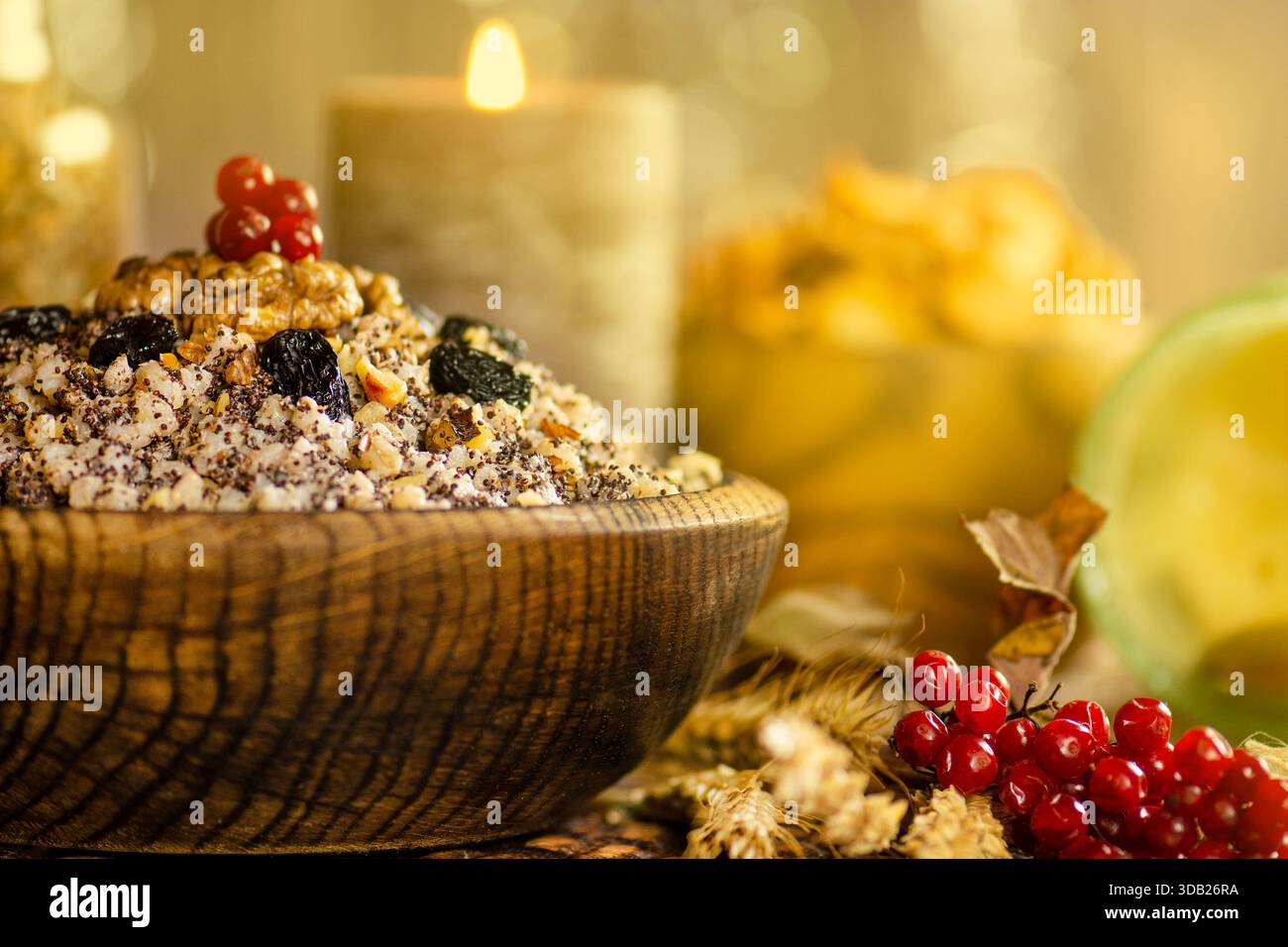 Weihnachtliches kulinarisches Erbe. Kulturelles Festmahlkonzept, das die ukrainische Weihnachtstradition repräsentiert Traditioneller ukrainischer Weizenbrei Stockfoto