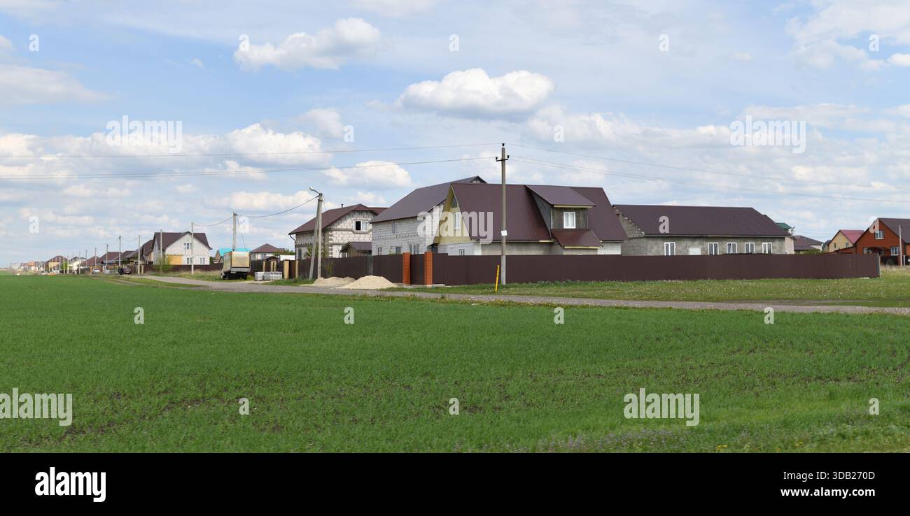 Wohnsiedlung und Green Field Landscape Stockfoto