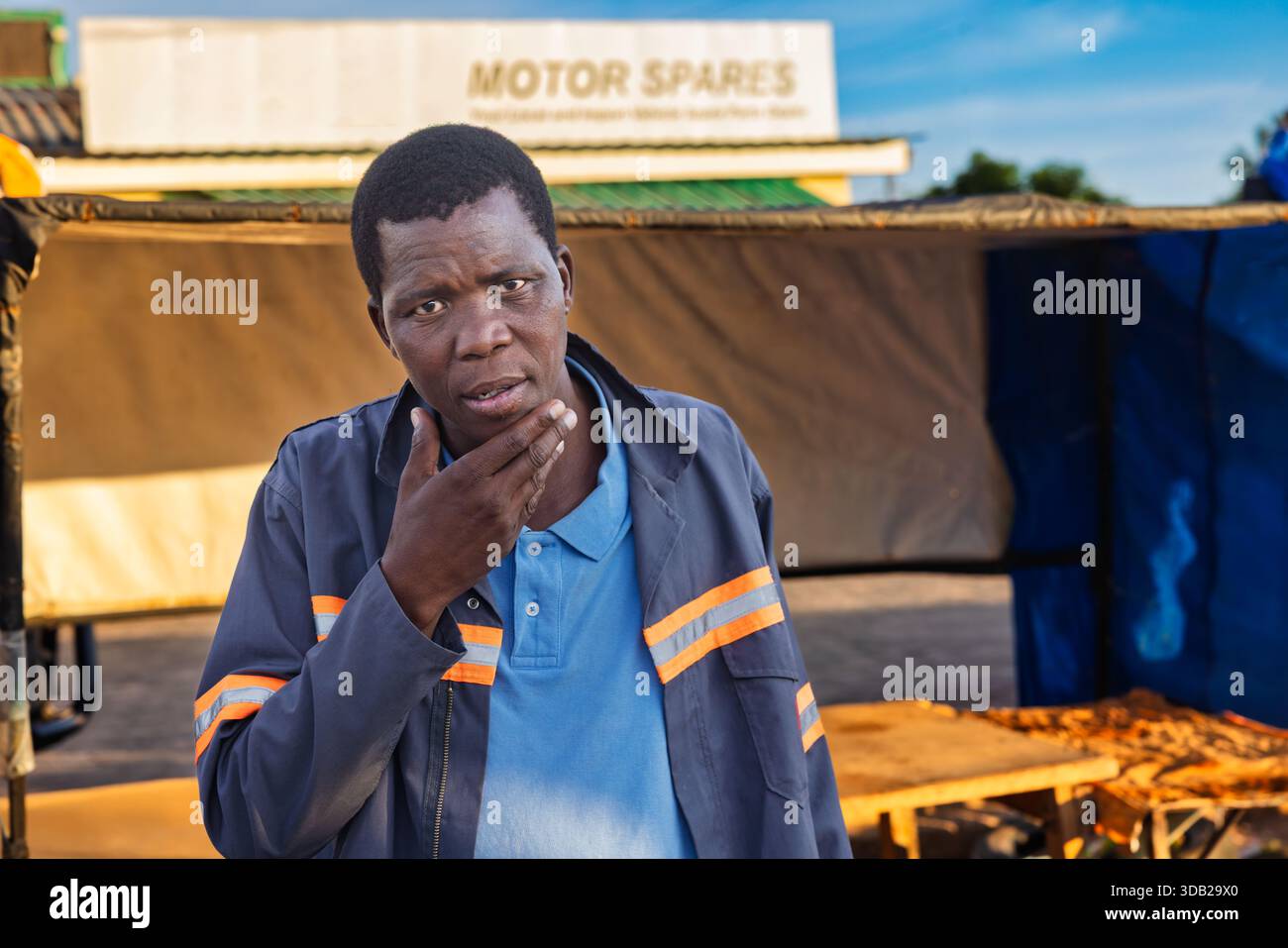 Einzelne afrikanische Männer Arbeiter in der Altstadt am Bahnhofshandel bei Sonnenaufgang, Johannesburg, Südafrika, Arbeitskleidung Stockfoto
