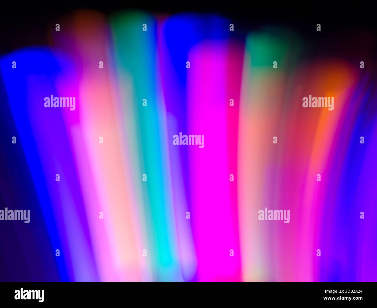 Leuchtende, farbenfrohe Neonlichtstreifen in Blau-Rosa- und Violett-Violett-Tönen erzeugen dynamische Bewegungen und ein verlaufendes Leuchten Stockfoto