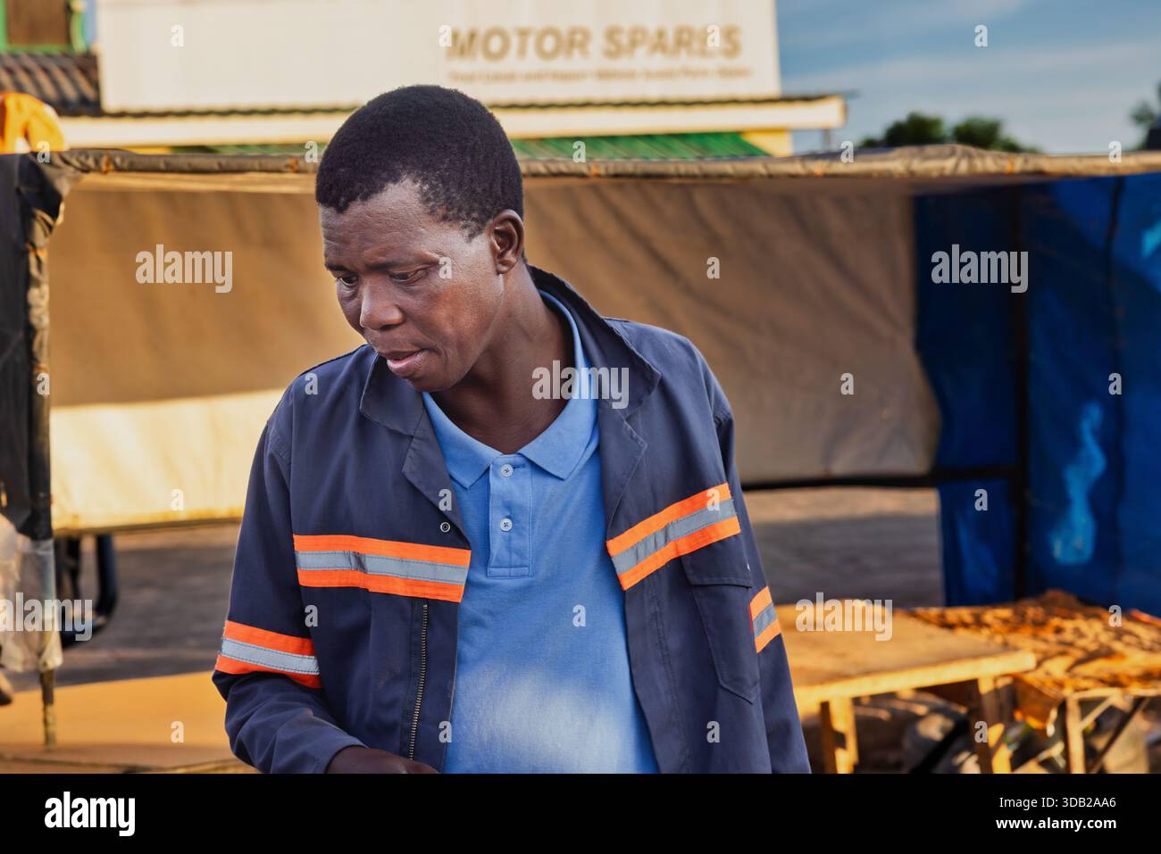 Einzelne afrikanische Männer Arbeiter in der Altstadt am Bahnhofshandel bei Sonnenaufgang, Johannesburg, Südafrika, Arbeitskleidung Stockfoto