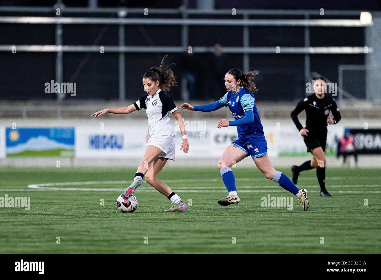 Luzern, Schweiz. Dezember 2025. Chiara Schmid (38 FC Luzern), rechts, und Borbála Dora Vincze (Borbala Dora Vincze) (19 FC Zürich), links, in Aktion während des Viertelfinalspiels der Frauen im Schweizer Cup zwischen dem FC Luzern und dem FC Zürich im Kleinfeld Sportkomplex Luzern, Schweiz. Quelle: SPP Sport Pressefoto. /Alamy Live News Stockfoto