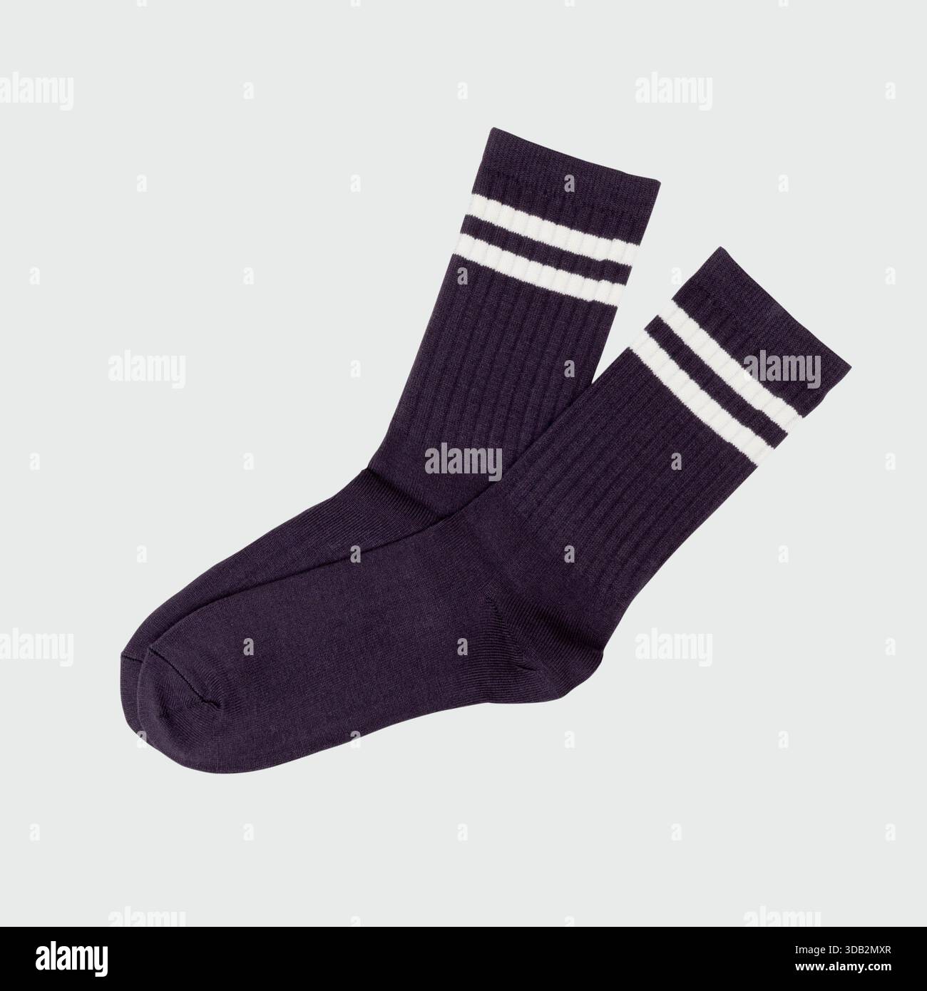 Marineblaue Sportsocken mit weißen Streifen auf grauem Hintergrund Stockfoto