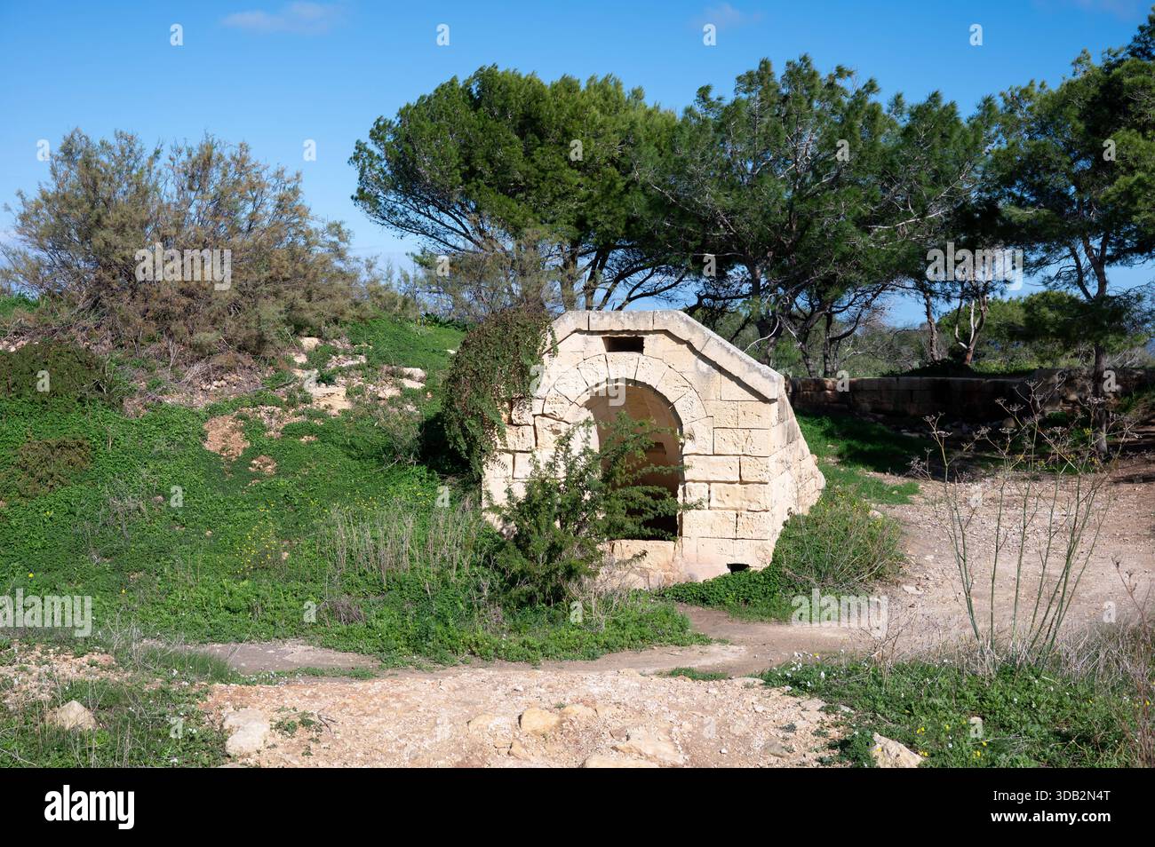 Trockene, zerklüftete Landschaften mit karger Vegetation am Stadtrand von Marsaxlokk Marsaxlokk, Malta, 6. Dezember 2025. Stockfoto