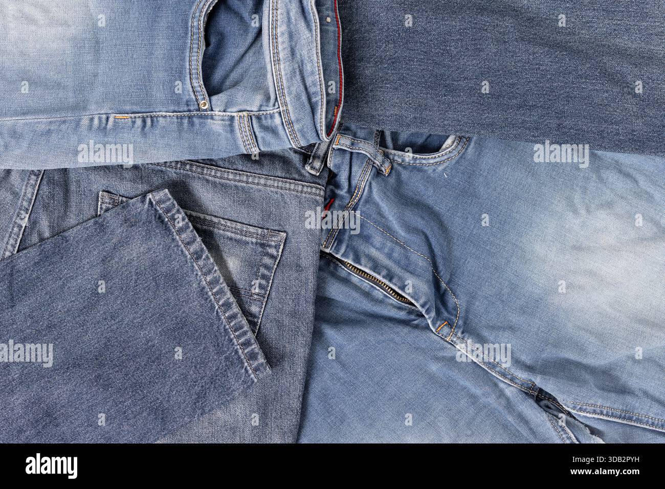 Abstrakter Hintergrund der Denim-Jeans mit Textilabfall und Problemen mit der schnellen Mode. Vollbild Stockfoto