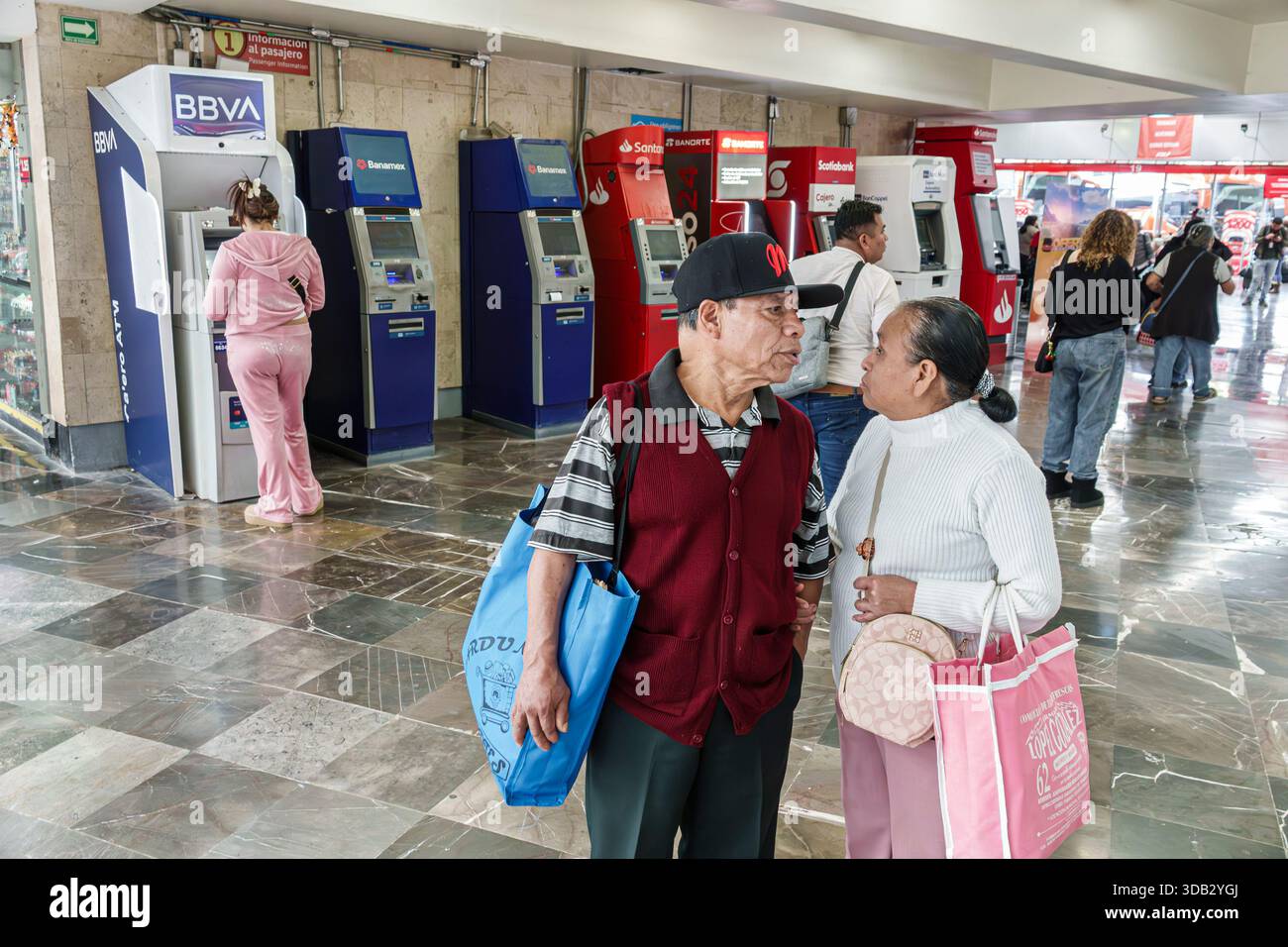 Mexiko-Stadt Mexiko,Venustiano Carranza,TAPO Terminal de Autobuses de Pasajeros de Oriente,Eastern Passagier Bus Terminal,im inneren Geldautomaten Bereich,BBVA Stockfoto