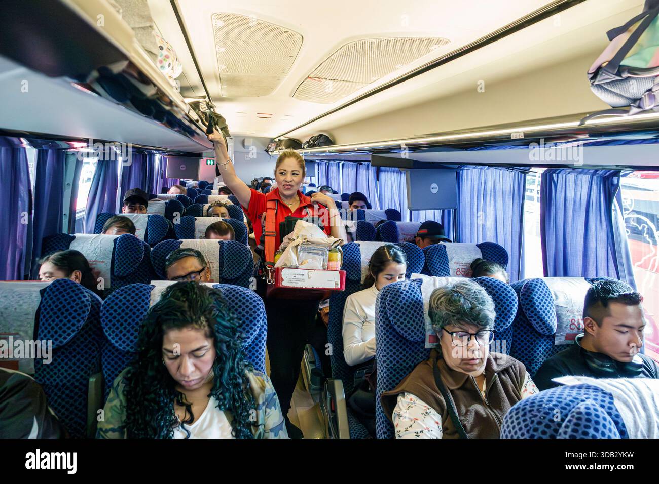 Mexiko-Stadt Mexiko, Venustiano Carranza, TAPO Terminal de Autobuses de Pasajeros de Oriente, östlicher Passagierbusterminal, innerer Intercity-Bus Stockfoto