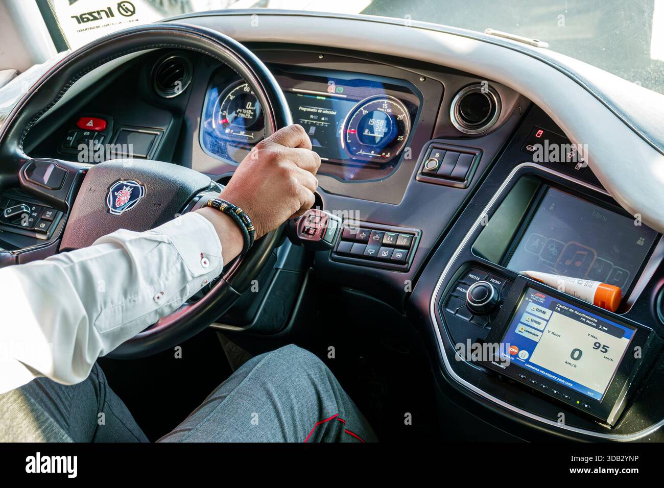 Puebla Mexico, Intercity-Bus Fahrer Fahrerhaus Innenraum, Scania Bus Armaturenbrett Lenkrad, Instrumentenbrett-Anzeige, professionelle Fahrer Erwachsene männlich h Stockfoto