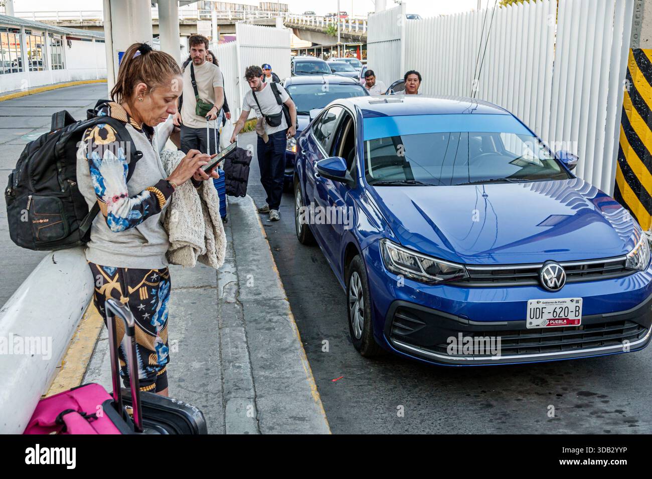 Puebla Mexico, CAPU Central de Autobus de Puebla Bushaltestelle, außen, Taxi-Abholzone, blaue Volkswagen Limousine, Passagiere Männer Frauen Erwachsene Stockfoto