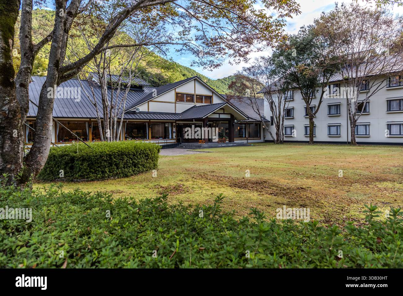Das Watarase Onsen Hotel Sasayuri befindet sich mitten in gepflegten Rasenflächen und Bäumen im Hongu-Tal. Hongucho Wataze, Tanabe, Präfektur Wakayama, Japan. Stockfoto