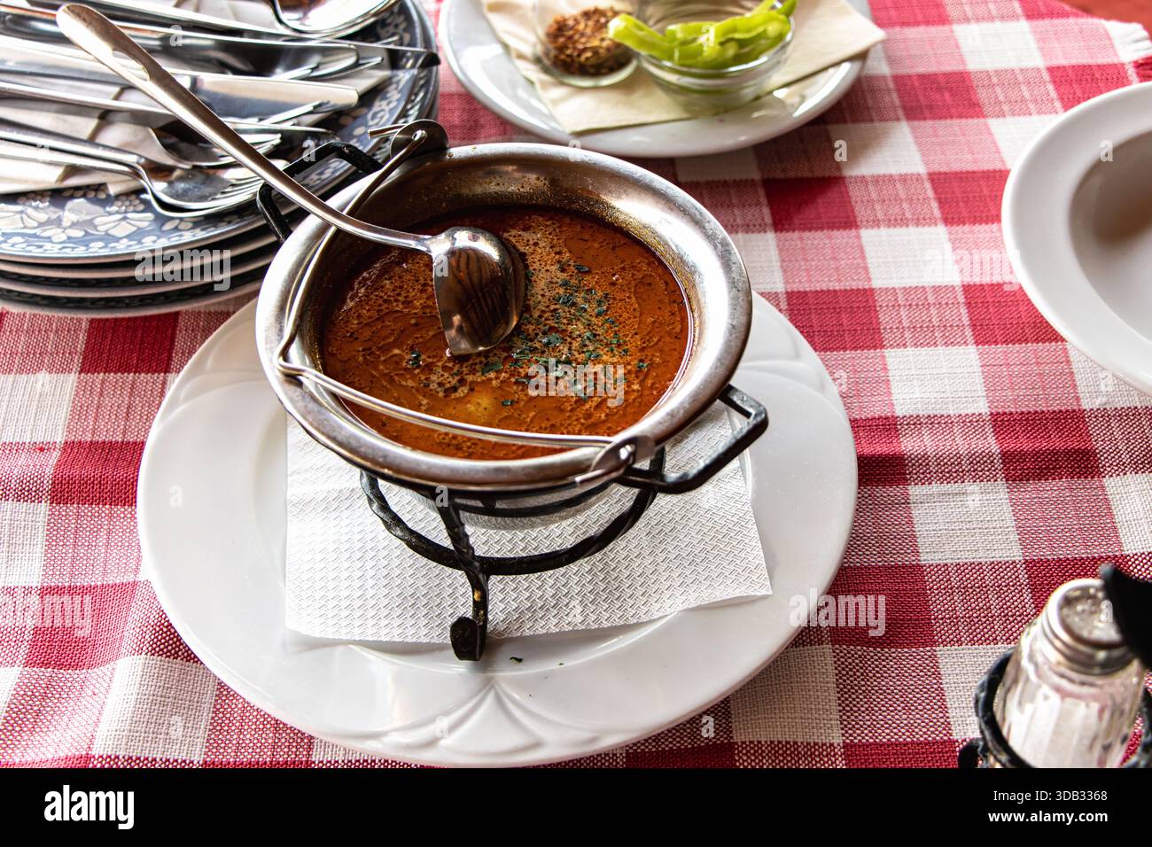 Balaton-Region. Ungarn. Fischsuppe oder Halaszle in einem Kessel, es ist eine heiße, scharfe Fischsuppe auf Paprika-Basis. Ein volkstümliches Gericht der ungarischen Küche Stockfoto