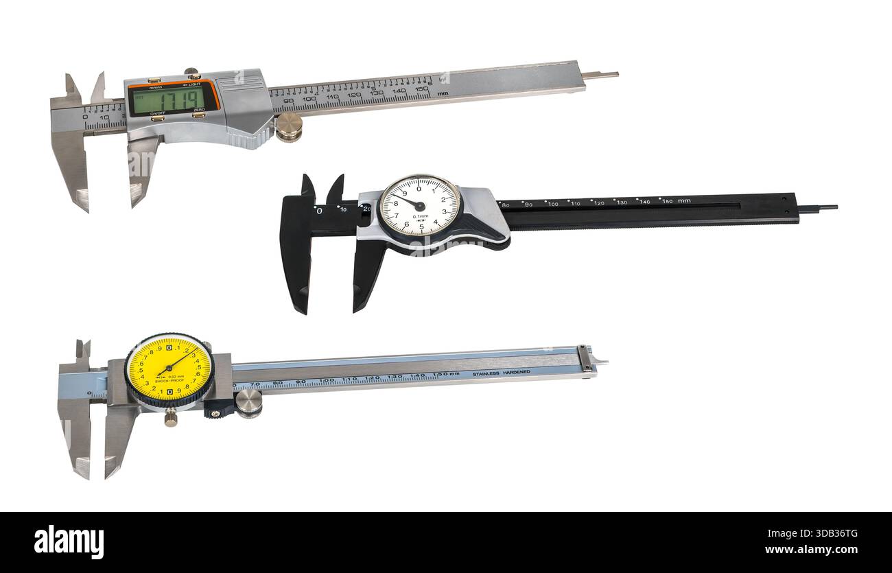 Großaufnahme von drei Messgeräten mit präziser Messfunktion, isoliert auf weißem Hintergrund – elektronisch mit digitaler Anzeige und analog mit Skala auf runden Zifferblättern. Stockfoto