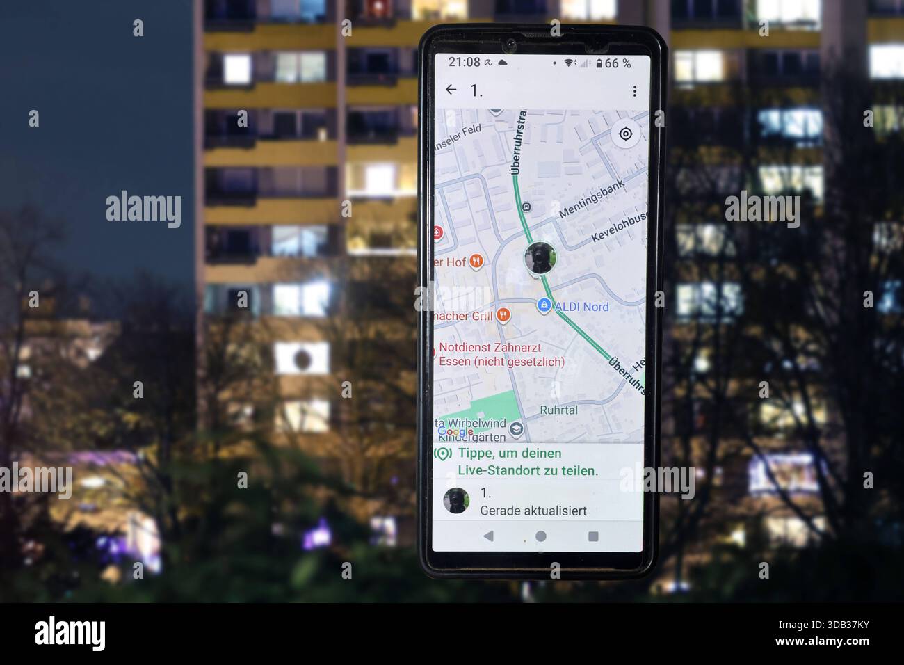 WhatsApp und Standortfreigabe BEARBEITET: Der 2009 gegründete Instant-Messaging-Dienst, der zu dem Unternehmen Meta gehören, bietet eine Standortfreigabe für handverlesene Personen, die man auswählen kann und kann bei Wegen durch die Dunkelheit hilfreich sein. *** WhatsApp und Location Sharing FUNKTIONIERTEN der 2009 gegründete Instant Messaging-Service im Besitz der Firma Meta bietet den ausgewählten Personen die Möglichkeit, einen Standort zu teilen und kann bei einem Spaziergang im Dunkeln hilfreich sein Stockfoto
