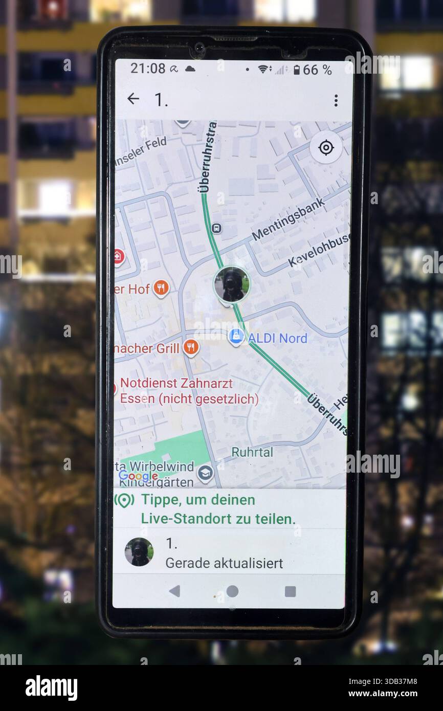 WhatsApp und Standortfreigabe BEARBEITET: Der 2009 gegründete Instant-Messaging-Dienst, der zu dem Unternehmen Meta gehören, bietet eine Standortfreigabe für handverlesene Personen, die man auswählen kann und kann bei Wegen durch die Dunkelheit hilfreich sein. *** WhatsApp und Location Sharing FUNKTIONIERTEN der 2009 gegründete Instant Messaging-Service im Besitz der Firma Meta bietet den ausgewählten Personen die Möglichkeit, einen Standort zu teilen und kann bei einem Spaziergang im Dunkeln hilfreich sein Stockfoto
