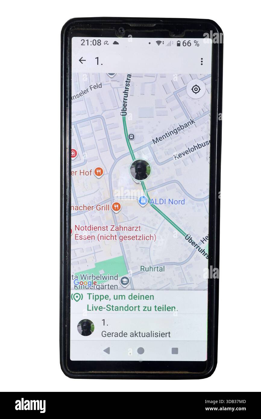 WhatsApp und Standortfreigabe BEARBEITET: Der 2009 gegründete Instant-Messaging-Dienst, der zu dem Unternehmen Meta gehören, bietet eine Standortfreigabe für handverlesene Personen, die man auswählen kann und kann bei Wegen durch die Dunkelheit hilfreich sein. *** WhatsApp und Location Sharing FUNKTIONIERTEN der 2009 gegründete Instant Messaging-Service im Besitz der Firma Meta bietet den ausgewählten Personen die Möglichkeit, einen Standort zu teilen und kann bei einem Spaziergang im Dunkeln hilfreich sein Stockfoto