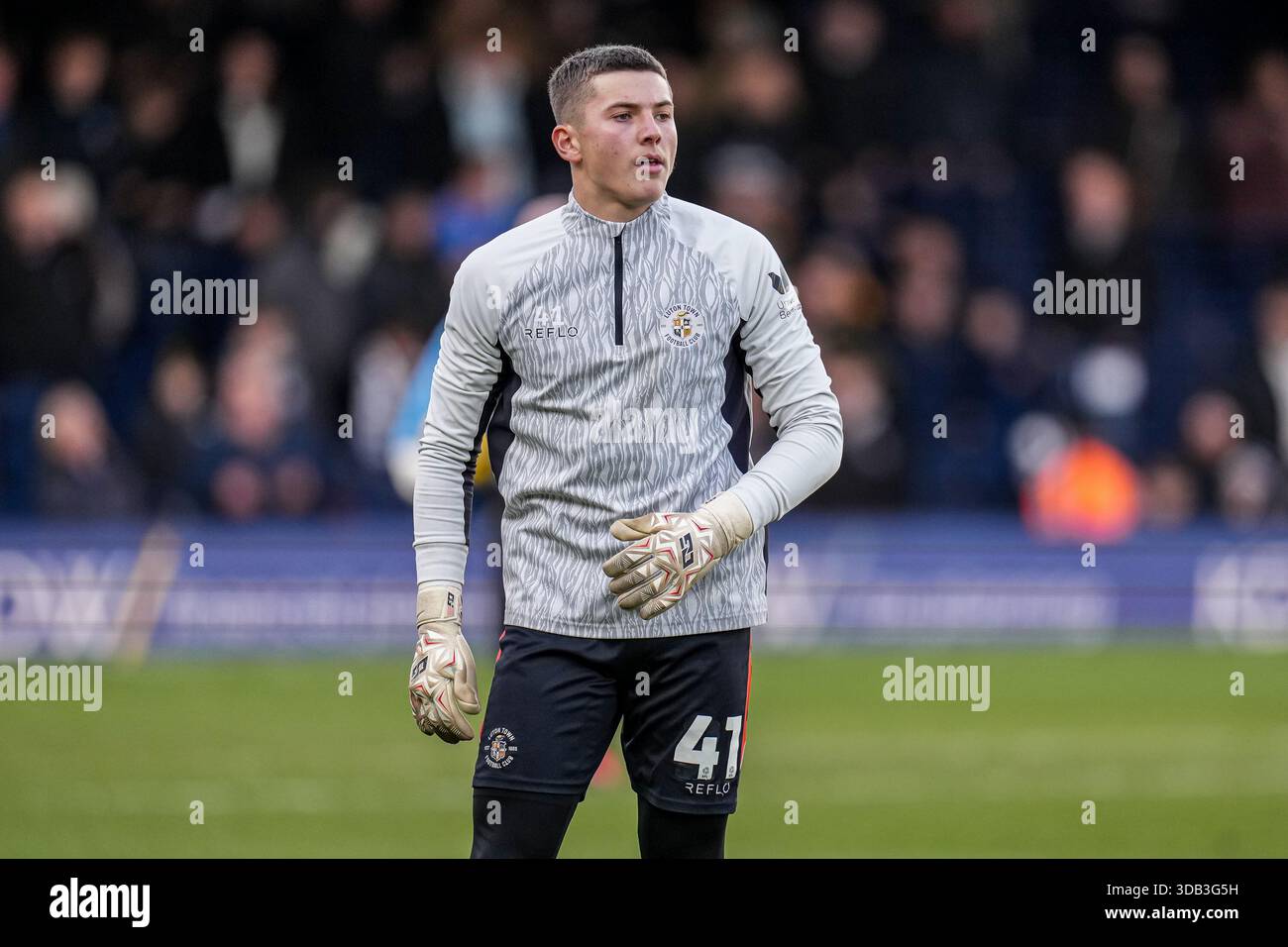 Luton, Großbritannien. Dezember 2025. Torhüter Charlie Booth aus Luton Town während des Spiels der Sky Bet League 1 zwischen Luton Town und Port Vale in der Kenilworth Road, Luton, England am 13. Dezember 2025. Foto: David Horn. Quelle: Prime Media Images/Alamy Live News Stockfoto