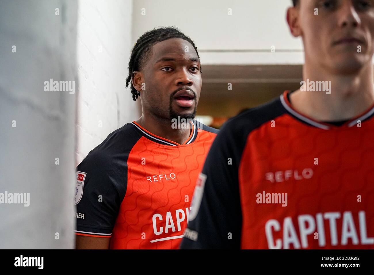Luton, Großbritannien. Dezember 2025. Teden Mengi (15) aus Luton Town vor dem Spiel der Sky Bet League 1 zwischen Luton Town und Port Vale in der Kenilworth Road, Luton, England am 13. Dezember 2025. Foto: David Horn. Quelle: Prime Media Images/Alamy Live News Stockfoto