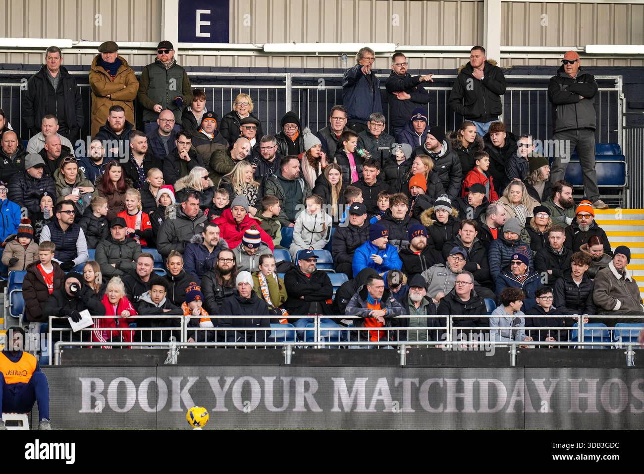 Luton, Großbritannien. Dezember 2025. Luton Town Fans beim Spiel der Sky Bet League 1 zwischen Luton Town und Port Vale in der Kenilworth Road, Luton, England am 13. Dezember 2025. Foto: David Horn. Quelle: Prime Media Images/Alamy Live News Stockfoto