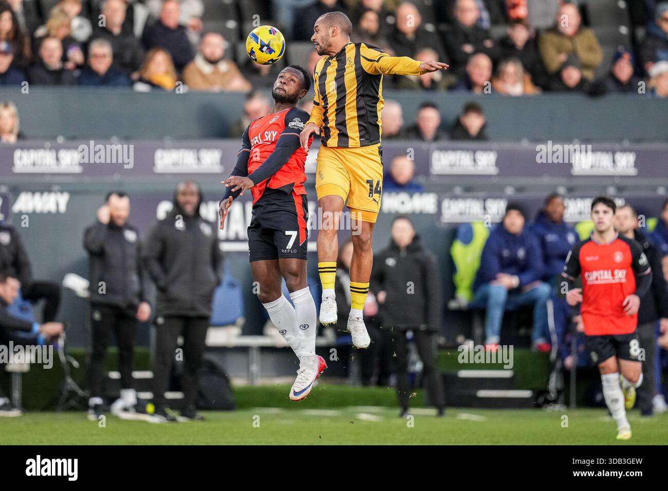 Luton, Großbritannien. Dezember 2025. Millenic Alli (7) aus Luton Town und Funso Ojo (14) aus Port Vale während des Spiels der Sky Bet League 1 zwischen Luton Town und Port Vale in der Kenilworth Road, Luton, England am 13. Dezember 2025. Foto: David Horn. Quelle: Prime Media Images/Alamy Live News Stockfoto