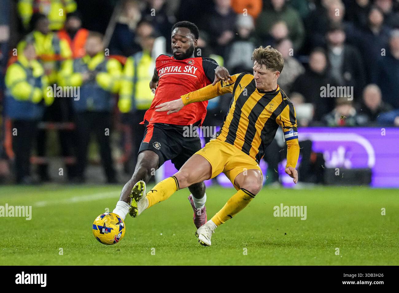 Luton, Großbritannien. Dezember 2025. Shayden Morris (14) aus Luton Town während des Spiels der Sky Bet League 1 zwischen Luton Town und Port Vale in der Kenilworth Road, Luton, England am 13. Dezember 2025. Foto: David Horn. Quelle: Prime Media Images/Alamy Live News Stockfoto