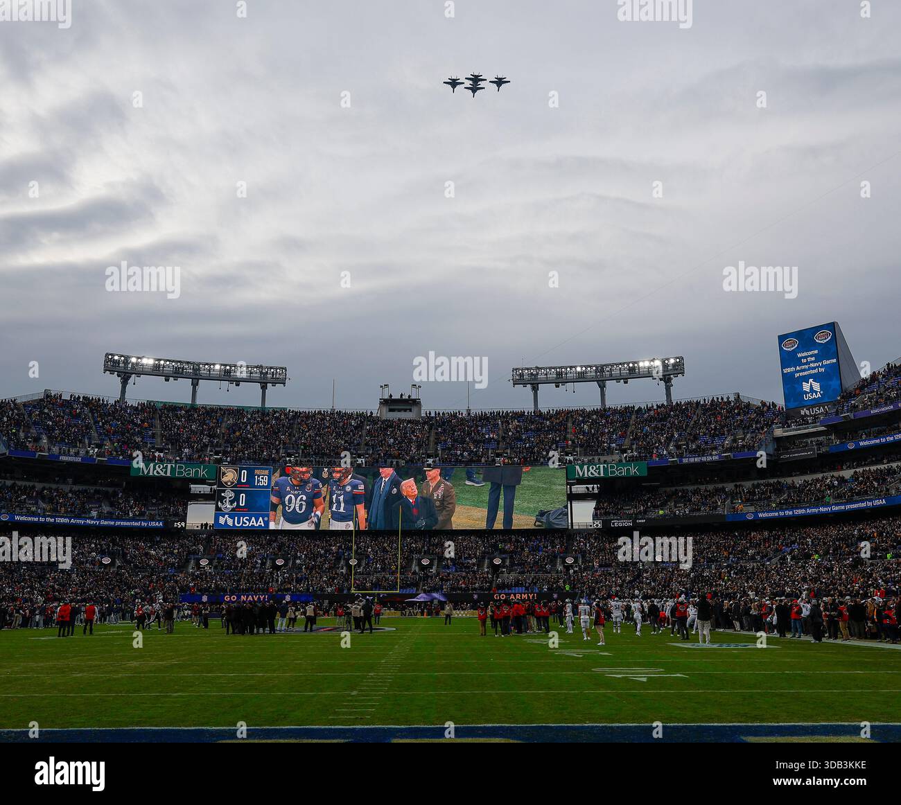 Baltimore, Vereinigte Staaten Von Amerika. Dezember 2025. 13. Dezember 2025: Vier F/A-18 Hornets führen einen Überflug vor dem 126. Army Navy Spiel zwischen der United States Naval Academy und der United States Military Academy im M&T Bank Stadium in Baltimore, MD. Justin Cooper/CSM/SIPA USA (Credit Image: © Justin Cooper/Cal Sport Media/SIPA USA) Credit: SIPA US/Alamy Live News Stockfoto