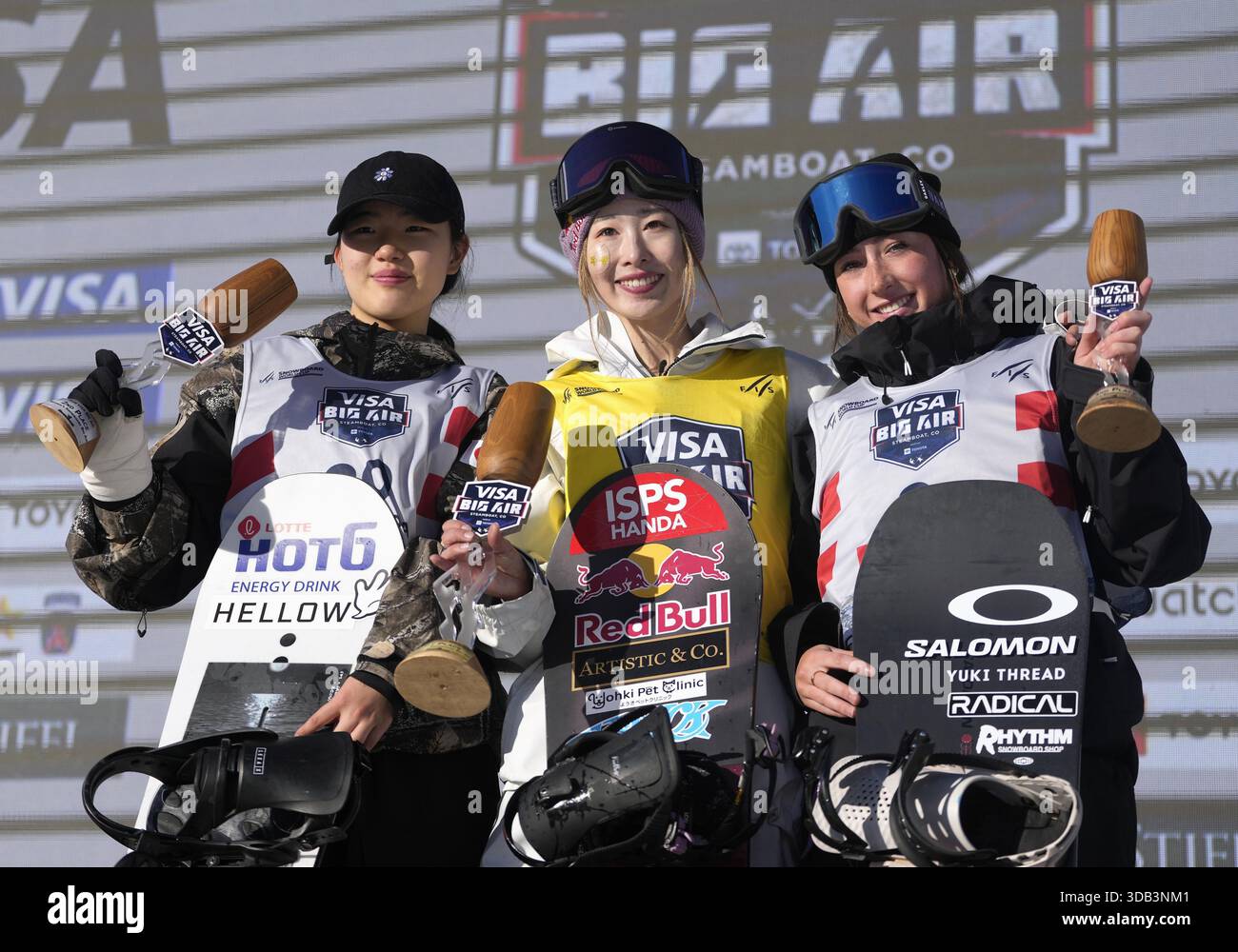 Die Japanerin Miyabi Onitsuka (C) posiert, nachdem sie am 13. Dezember 2025 bei einem Snowboardweltcup in Steamboat Springs, Colorado, das große Air Gold der Frauen gewonnen hat, zusammen mit dem Silbermedaillengewinner Yu Seung Eun (L) aus Südkorea und dem Bronzemedaillengewinner Ally Hickman aus Australien. (Kyodo)==Kyodo Photo via Credit: Newscom/Alamy Live News Stockfoto