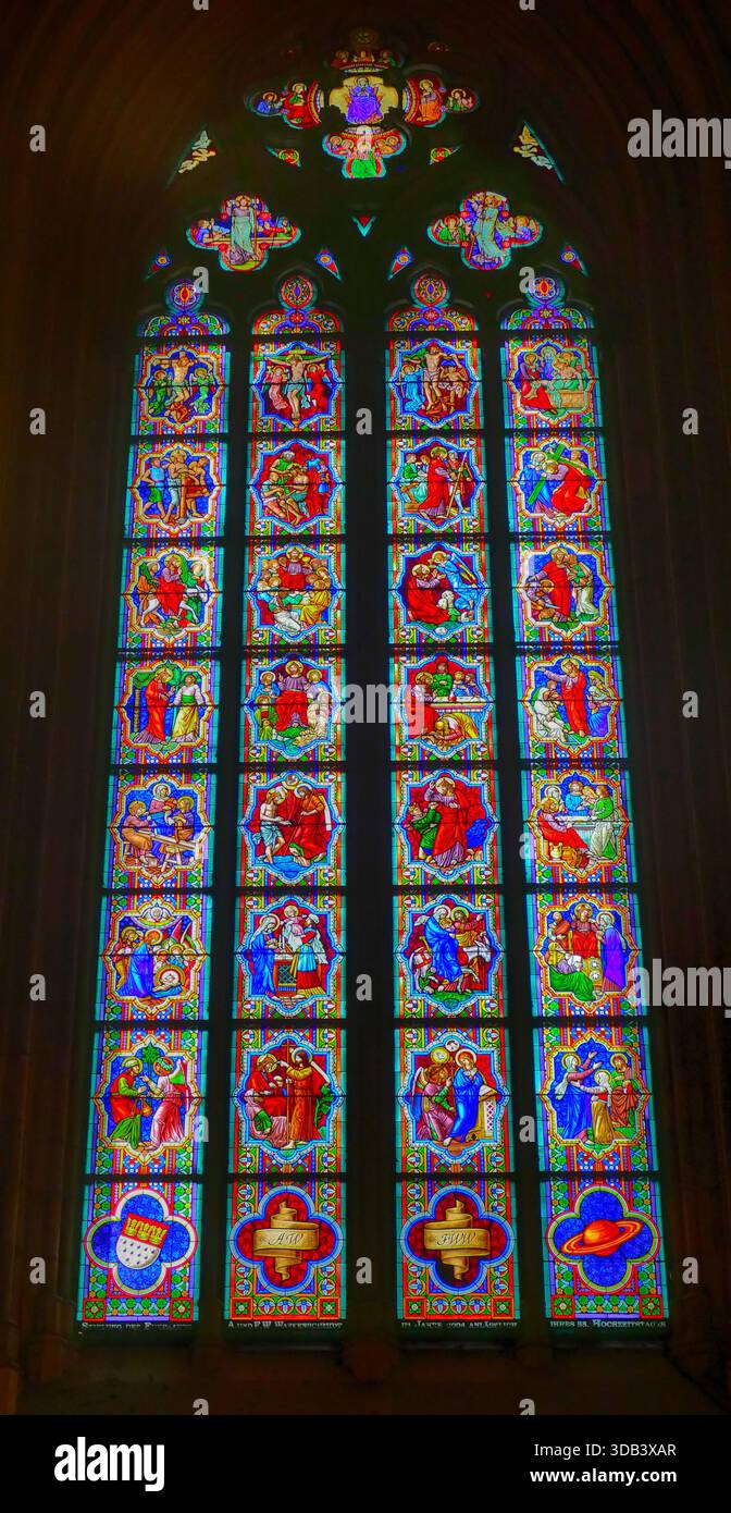 DÜSSELDORF, DEUTSCHLAND - 24. MAI 2025 - Buntglasfenster im Kölner Dom mit Bibelszenen, die das Innere mit beleuchten Stockfoto