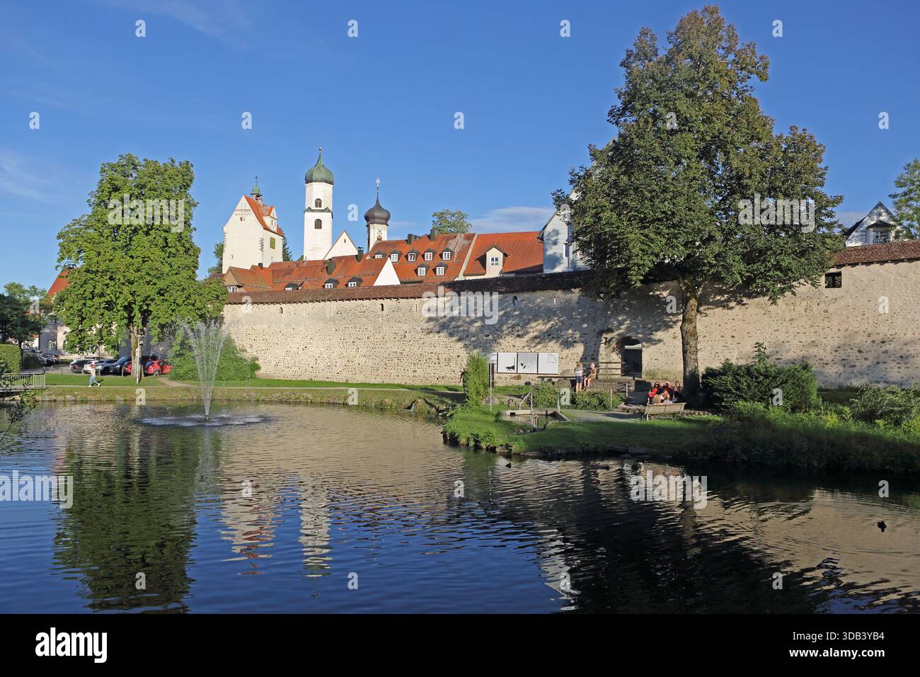 Die Stadtmauer von Isny, das Wassertor und der Turm der Nikolaikirche spiegeln sich im Grabenweiher-Teich Isny im Allgäu, Baden-Württemberg, Stockfoto