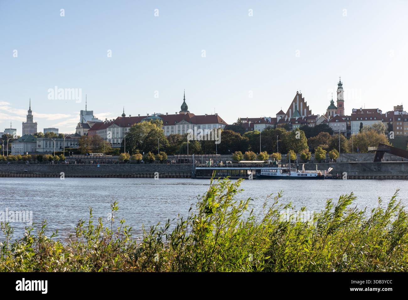 Altstadt von Warschau hinter dem Fluss Vitsula, Polen Stockfoto